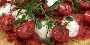 Beitragsbild des Blogbeitrags Obers trifft Sahne: Blumenkohlpizza – Karfiolpizza