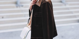 Beitragsbild des Blogbeitrags So integriere ich den Samt-Trend in einem Alltags-Outfit!