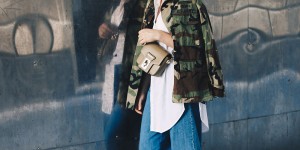 Beitragsbild des Blogbeitrags Oversize Camouflage Parka, Denim Culotte und goldene Boots