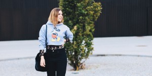 Beitragsbild des Blogbeitrags Cropped Mickey Mouse Pullover, Spitzenbody und Mom Jeans