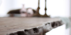 Beitragsbild des Blogbeitrags Homestory: Massivholzesstisch mit Baumkante 