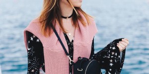 Beitragsbild des Blogbeitrags Ivyrevel Kleid mit Trompetenärmel, rosa Oversize-Pullover und Rucksack 