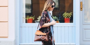 Beitragsbild des Blogbeitrags Samt-Kimono mit Blumenprint und Satin-Culotte 