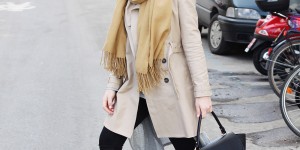 Beitragsbild des Blogbeitrags rote Bommelmütze, Trenchcoat, Trapez-Bag und Sneaker Wedges