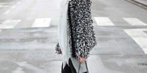 Beitragsbild des Blogbeitrags Pulloverkleid, Fell-Booties und rote Bommelmütze