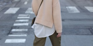 Beitragsbild des Blogbeitrags Hose in khaki, Rollkragen-Pullover und Fell-Booties von Zara