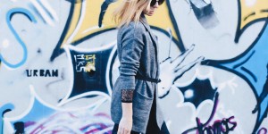 Beitragsbild des Blogbeitrags Sneaker-Outfit mit Raw-Cut Skinny Jeans, Spitzenbody und Strickjacke