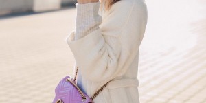 Beitragsbild des Blogbeitrags Schick in Strick! So gut kann man ein beiges Strickkleid kombinieren!