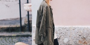 Beitragsbild des Blogbeitrags Herbstoutfit mit Parka, schwarzer Skinny Jeans und Oversize-Pullover