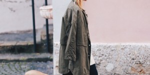 Beitragsbild des Blogbeitrags Herbstoutfit mit Parka, schwarzer Skinny Jeans und Oversize-Pullover 