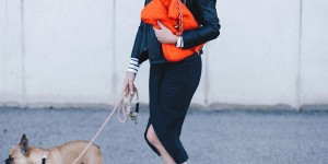 Beitragsbild des Blogbeitrags Lockeres Outfit mit Bleistiftrock, Streifenshirt und Lederjacke