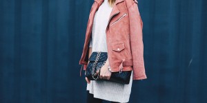 Beitragsbild des Blogbeitrags Outfit-Kombi mit Lederhose und Lederjacke + Tipps für Outfit-Fotos 