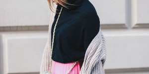 Beitragsbild des Blogbeitrags Pinken Plissee-Rock kombinieren: Mit Strick, Metallic und Booties!