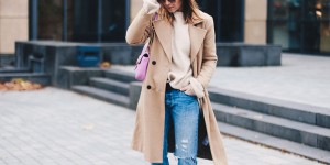 Beitragsbild des Blogbeitrags Boyfriend Jeans Outfit mit Camel Mantel und Glitzer-Boots 