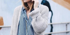 Beitragsbild des Blogbeitrags beiger Midi-Lederrock von & other stories, Karohemd und Strick