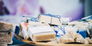Beitragsbild des Blogbeitrags Der Beauty-Gift-Guide mit den schönsten Weihnachtsgeschenken unter 50 Euro!