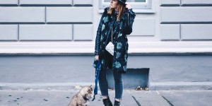 Beitragsbild des Blogbeitrags Fake Fur Mantel mit Lederärmel, Ankle Jeans und Nieten-Boots 
