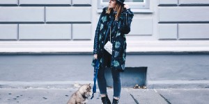 Beitragsbild des Blogbeitrags Fake Fur Mantel mit Lederärmel, Ankle Jeans und Nieten-Boots