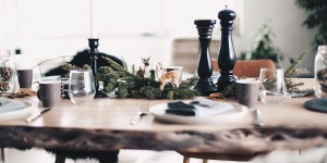Beitragsbild des Blogbeitrags Einfach, aber stilvoll! Unser weihnachtlich gedeckter Esstisch!
