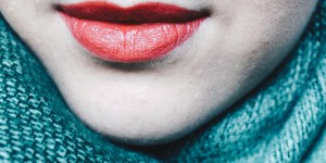 Beitragsbild des Blogbeitrags Beauty Hack: Lippenstifte länger haltbar machen! 