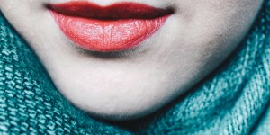 Beitragsbild des Blogbeitrags Beauty Hack: Lippenstifte länger haltbar machen!