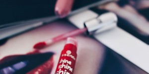 Beitragsbild des Blogbeitrags Shine, Shine Shine! Das sind die neuen Lipglosse von essence! 