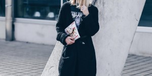 Beitragsbild des Blogbeitrags Rockiger Look mit Statement-Shirt und weißen Boots 