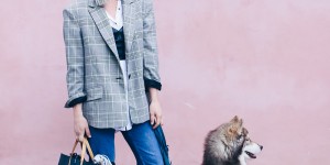 Beitragsbild des Blogbeitrags Outfit mit Mom Jeans, Oversize-Blazer, XL Shopper und Hermès Tuch 