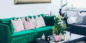 Beitragsbild des Blogbeitrags Unsere neue Wohnzimmer-Einrichtung in Grün, Grau und Rosa!