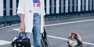 Beitragsbild des Blogbeitrags cropped Jeans Outfit mit Print-Shirt, Kaftan und Pumps 