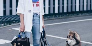 Beitragsbild des Blogbeitrags cropped Jeans Outfit mit Print-Shirt, Kaftan und Pumps