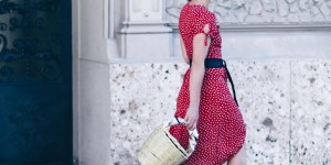 Beitragsbild des Blogbeitrags Meine Go-To Sommerkombi: Wickelkleider + Korb-Taschen