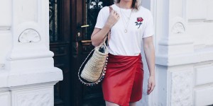 Beitragsbild des Blogbeitrags Sommer Outfit mit Lederrock, Basic-Shirt und XL-Korbtasche
