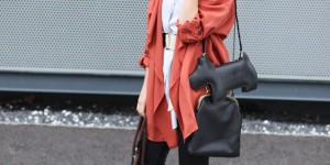 Beitragsbild des Blogbeitrags Streetstyle mit Fransenboots, Marsala Trenchcoat und Radley London Tasche 