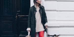Beitragsbild des Blogbeitrags Basic Casual: Outfit mit roter Lederhose und Converse 