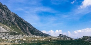 Beitragsbild des Blogbeitrags Wandern mit Hund in Tirol: Der Hundstalsee 