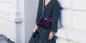 Beitragsbild des Blogbeitrags Das Polka Dots Outfit mit Sneaker Wedges und Peekaboo Bag