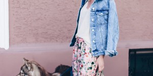 Beitragsbild des Blogbeitrags Spätsommer Outfit mit Maxirock und bestickter Jeansjacke 