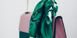 Beitragsbild des Blogbeitrags Seidentücher reinigen – Das sollte man bei Hermès und Co. beachten!