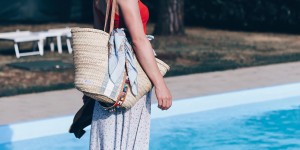Beitragsbild des Blogbeitrags #Pooltime! Lockeres Sommer Outfit mit Wickelrock und XL-Korbtasche 