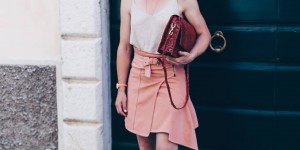 Beitragsbild des Blogbeitrags Sommer Outfit mit Jeansrock in Apricot und Chloé Susanna Boots 