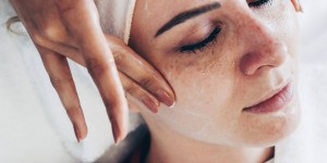 Beitragsbild des Blogbeitrags Microdermabrasion und Laserbehandlung für eine feinporige Haut!