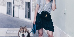 Beitragsbild des Blogbeitrags Urlaubsoutfit mit Volantrock und Plateau-Sandalen