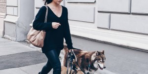 Beitragsbild des Blogbeitrags Casual: Mein All Black Outfit mit Biker Boots und Lederhose