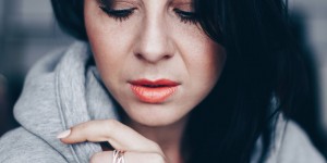 Beitragsbild des Blogbeitrags Mein frisches Tages Make-up für Herbst/Winter (Alltags Make-up für braune Augen!)