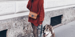 Beitragsbild des Blogbeitrags warmes Herbst Outfit mit Velourslederhose, Strickpullover und Nowles Boots 