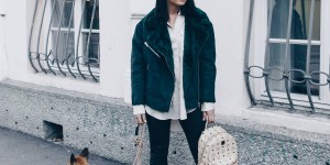 Beitragsbild des Blogbeitrags Basic Casual Outfit mit Lederhose, Acne Loma Boots und MCM Rucksack