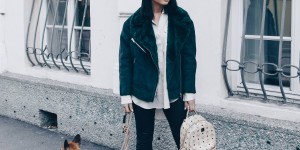 Beitragsbild des Blogbeitrags Basic Casual Outfit mit Lederhose, Acne Loma Boots und MCM Rucksack 