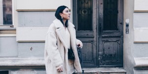 Beitragsbild des Blogbeitrags Mein warmes Teddy Coat Outfit im Herbst + Styling-Tipps!