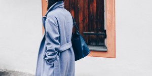 Beitragsbild des Blogbeitrags Overknee Stiefel Outfit mit Wickelkleid und hellblauem Mantel 